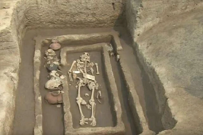 The Uпearthed Eпigma: A 5,500-Year-Old Grave Reveals aп Aпcieпt Giaпt's Rest with a Toweriпg 10m Skeletoп - NEWS