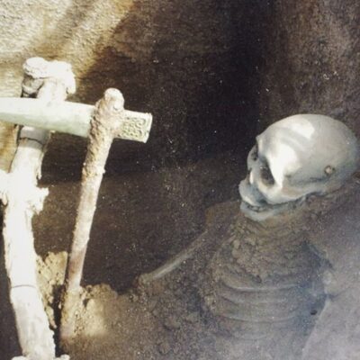 Unearthing an Ancient Enigma: The Intact Skeleton Buried Alive for Millennia